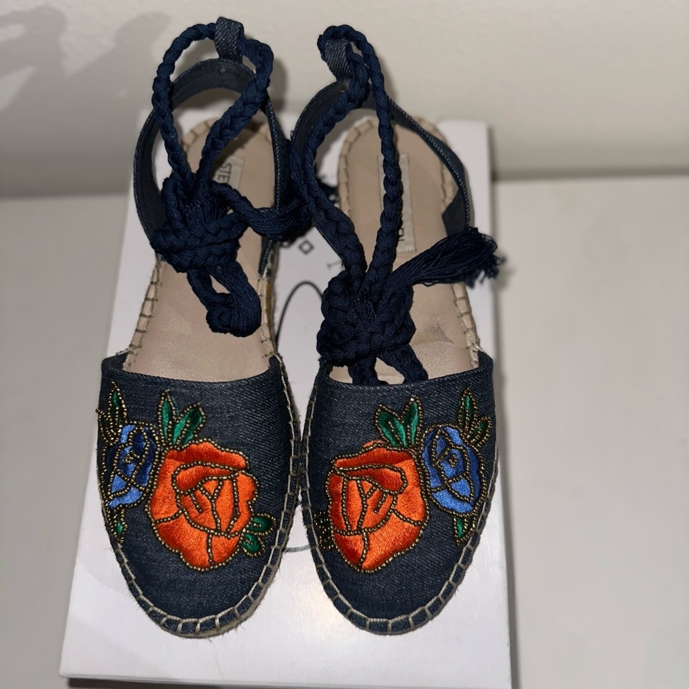 Steve Madden Denim flat Tie up beaded sandals